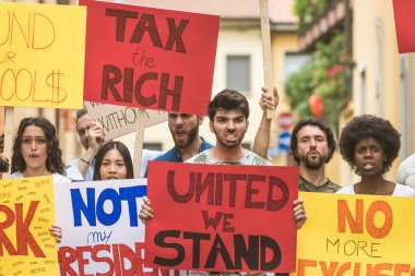 Sosyal konulara karşı gösteri yapan eylemciler