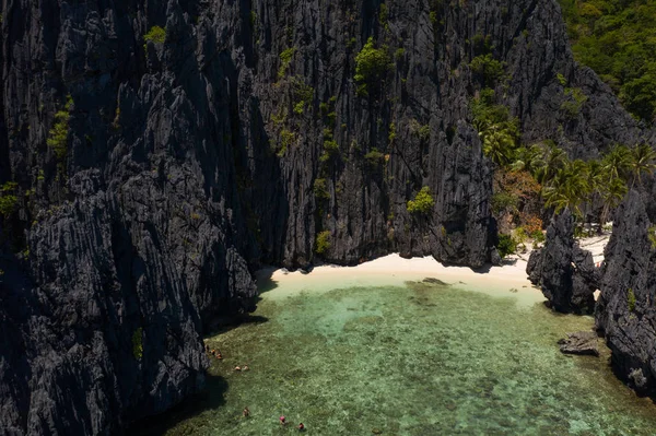 Playa tropical en El Nido, Palawan, Filipinas — Foto de Stock