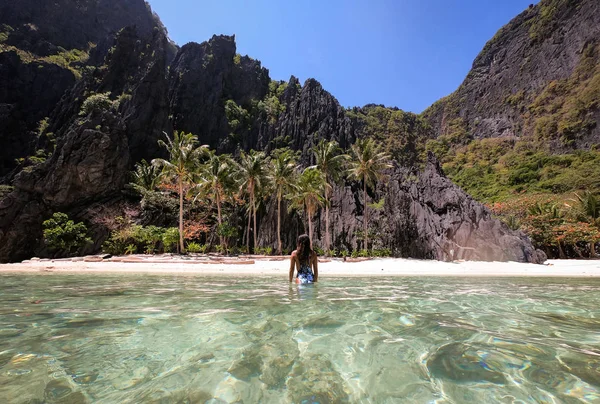 Playa tropical en El Nido, Palawan, Filipinas —  Fotos de Stock