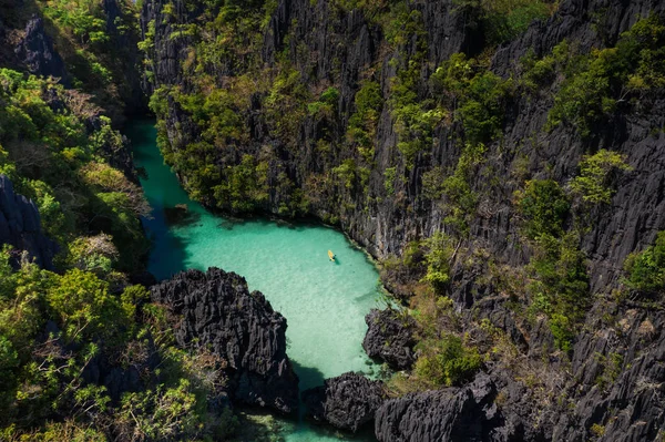 Tropikalna plaża w: El Nido, Palawan, Philippines — Zdjęcie stockowe