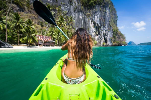 Vrouw kajakken in de kleine lagune in El Nido, Filippijnen — Stockfoto