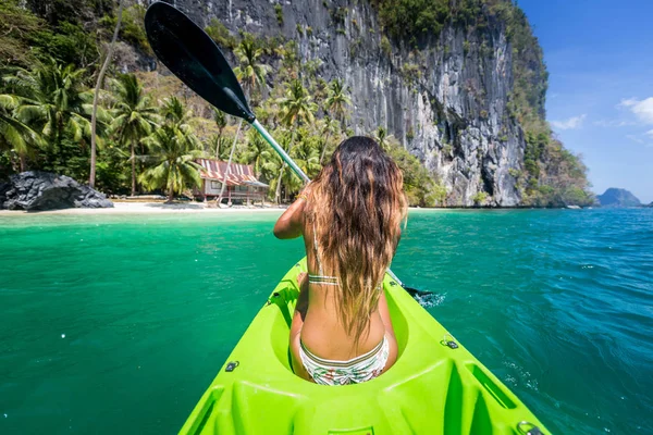 Vrouw kajakken in de kleine lagune in El Nido, Filippijnen — Stockfoto