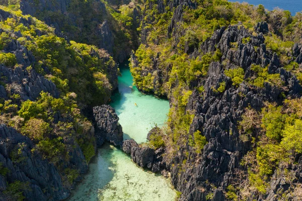 Tropikalna plaża w: El Nido, Palawan, Philippines — Zdjęcie stockowe