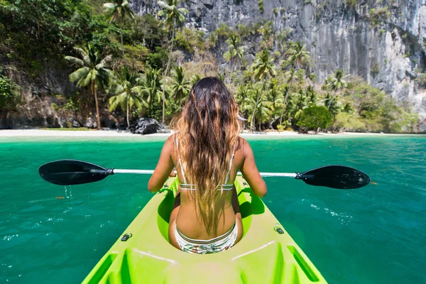 Vrouw kajakken in de kleine lagune in El Nido, Filippijnen — Stockfoto