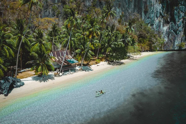 菲律宾巴拉望埃尔尼多的热带海滩 — 图库照片