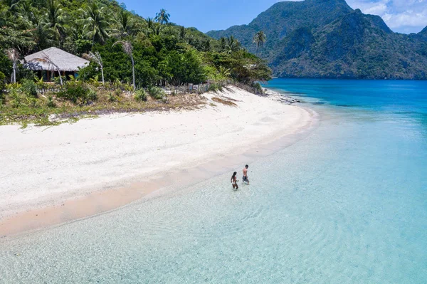 Pareja en una playa tropical en El Nido, Palawan, Filipinas —  Fotos de Stock