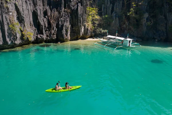 El Nido, Palawan, Filipinler içinde tropikal plaj