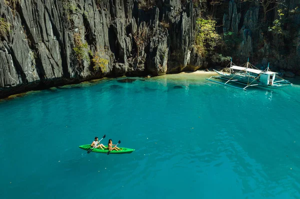 Playa tropical en El Nido, Palawan, Filipinas — Foto de Stock