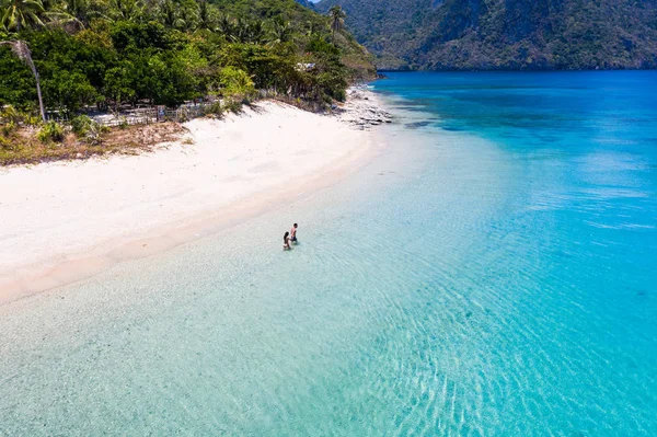 Par på en tropisk strand i El Nido, Palawan, Filippinerna — Stockfoto