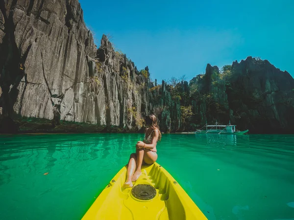 ชายหาดเขตร้อนในเอล นิโด ปาลาวาน ฟิลิปปินส์ — ภาพถ่ายสต็อก