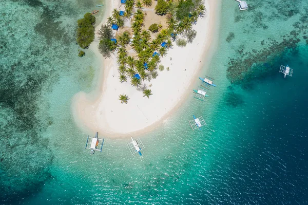 Тропический пляж в Короне, Филиппины — стоковое фото