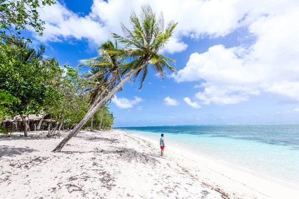 Tourist on a tropical beach in the Philippines — Stock Photo, Image