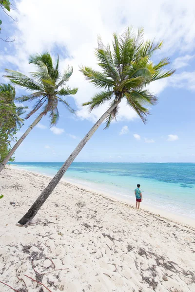 Turista em uma praia tropical nas Filipinas — Fotografia de Stock