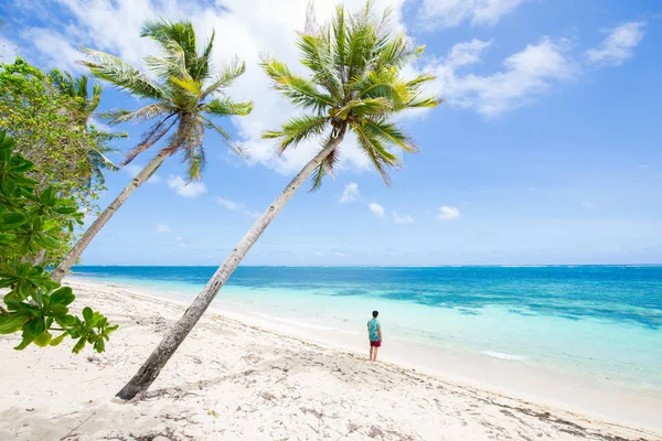 Tourist on a tropical beach in the Philippines — Stock Photo, Image