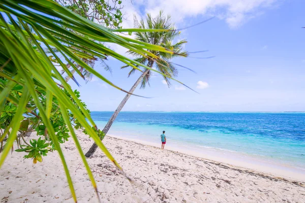 Turista em uma praia tropical nas Filipinas — Fotografia de Stock