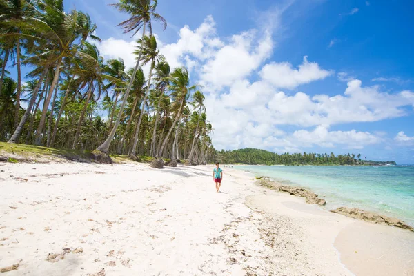 Turista em uma praia tropical nas Filipinas — Fotografia de Stock