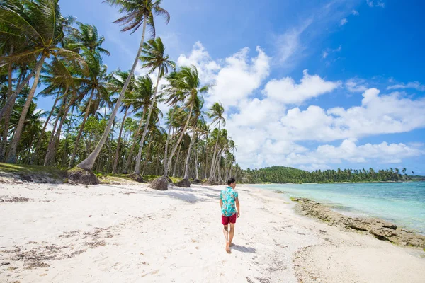 Filipinler 'de tropikal bir plajda turist — Stok fotoğraf