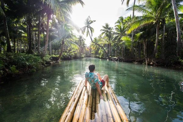 Palma inclinada no rio Maasin, Siargao — Fotografia de Stock