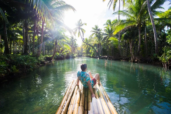 Palma inclinada no rio Maasin, Siargao — Fotografia de Stock