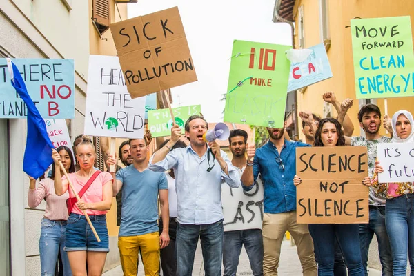 Ativistas que se manifestam contra o aquecimento global — Fotografia de Stock