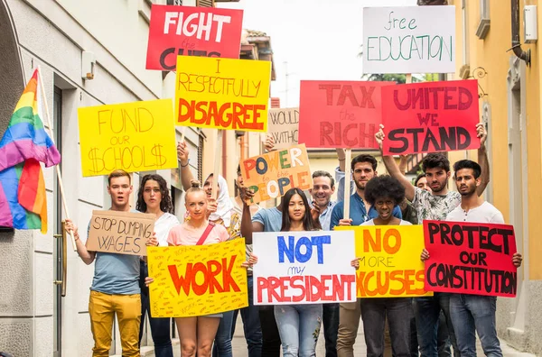 Activistas manifestándose contra temas sociales —  Fotos de Stock