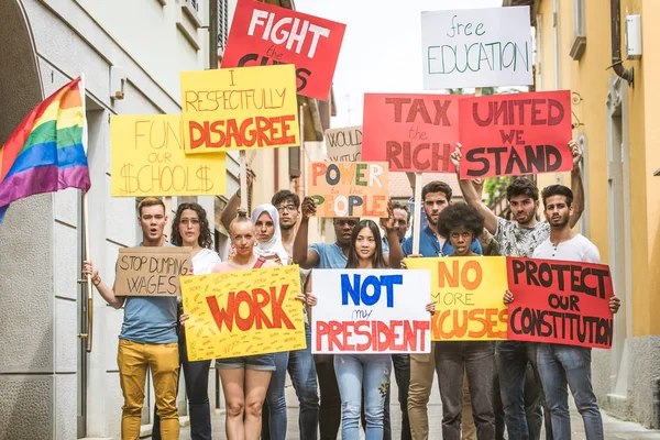 Activistas manifestándose contra temas sociales —  Fotos de Stock