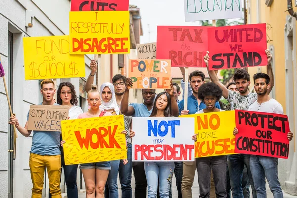 Activistas manifestándose contra temas sociales —  Fotos de Stock