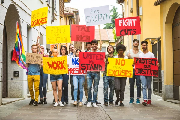 Aktivisták demonstrálása szociális kérdések — Stock Fotó