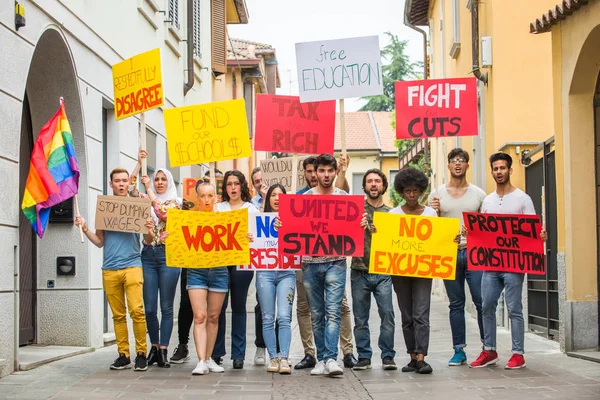 Aktivisté předvádějící proti sociálním otázkám — Stock fotografie