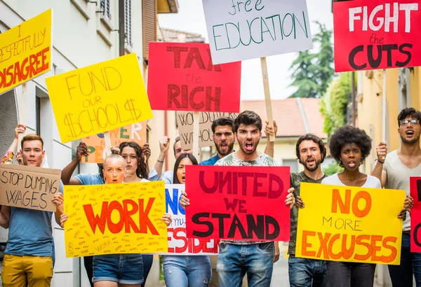 Aktivisté předvádějící proti sociálním otázkám — Stock fotografie