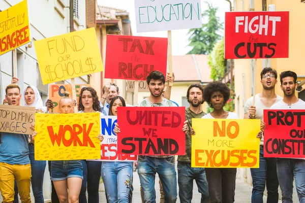 Ativistas que se manifestam contra as questões sociais — Fotografia de Stock