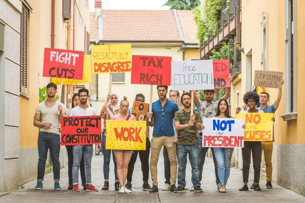 Активисты протестуют против социальных проблем — стоковое фото