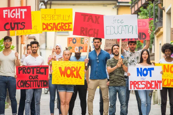 Activistas manifestándose contra temas sociales —  Fotos de Stock