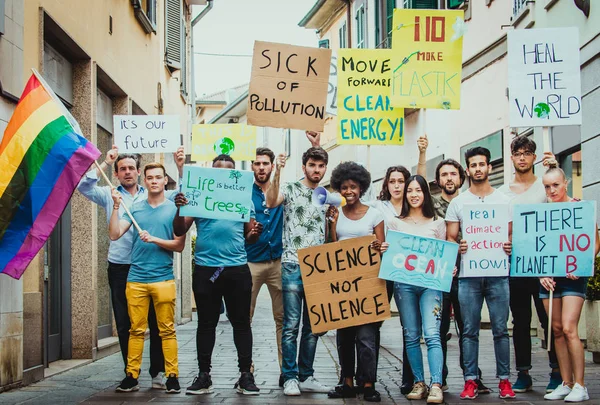 Activists demonstrating against global warming — Stock Photo, Image