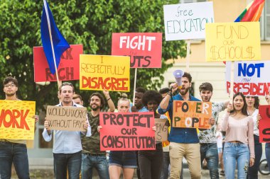 Sosyal konulara karşı gösteri yapan eylemciler