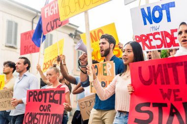 Sosyal konulara karşı gösteri yapan eylemciler