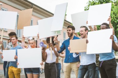 Sosyal konulara karşı gösteri yapan eylemciler