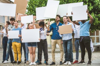 Sosyal konulara karşı gösteri yapan eylemciler
