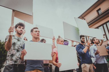 Sosyal konulara karşı gösteri yapan eylemciler