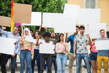 Sosyal konulara karşı gösteri yapan eylemciler