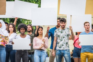 Sosyal konulara karşı gösteri yapan eylemciler