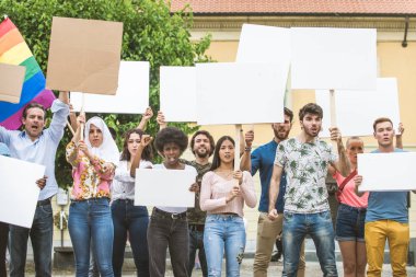 Sosyal konulara karşı gösteri yapan eylemciler