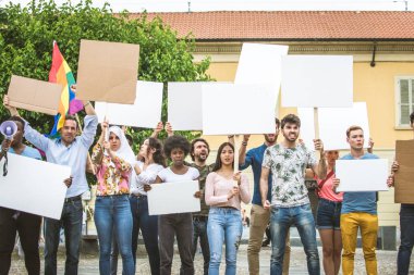 Sosyal konulara karşı gösteri yapan eylemciler