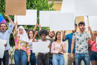 Sosyal konulara karşı gösteri yapan eylemciler