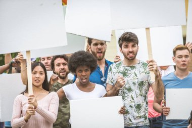 Sosyal konulara karşı gösteri yapan eylemciler