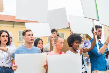 Sosyal konulara karşı gösteri yapan eylemciler