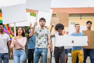 Sosyal konulara karşı gösteri yapan eylemciler
