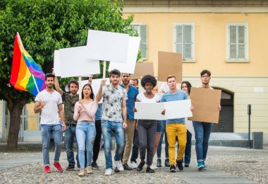 Sosyal konulara karşı gösteri yapan eylemciler