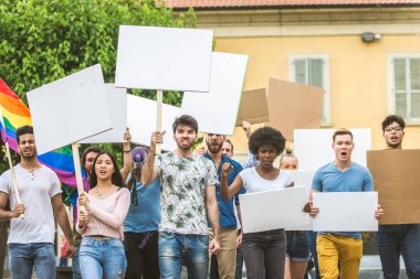 Sosyal konulara karşı gösteri yapan eylemciler