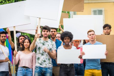 Sosyal konulara karşı gösteri yapan eylemciler